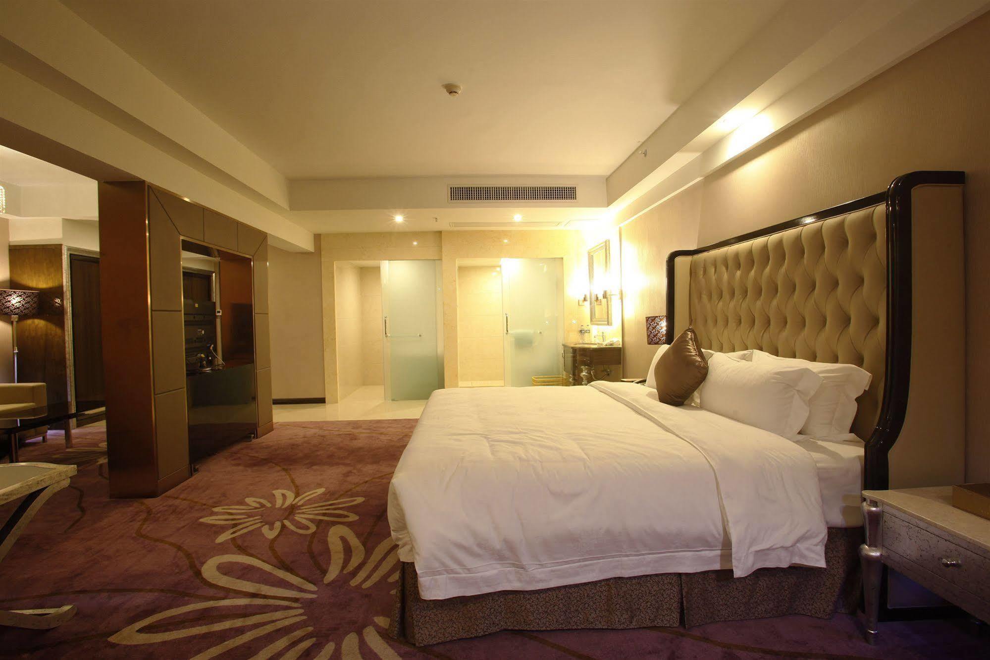 Clayton Hotel-Near Pazhou Exhibition Center Гуанджоу Екстериор снимка